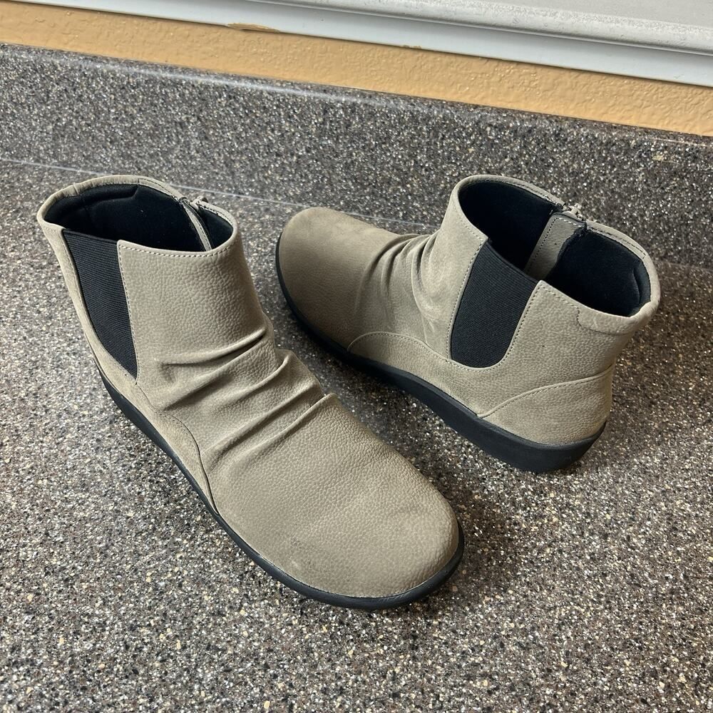 Clarks Cloudsteppers Womens Sz 8W Brown Synthetic Ankle Boots Zip Comfort Casual